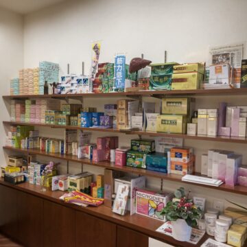 店内の薬棚