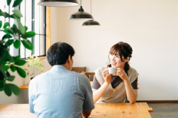 お茶を飲みながら会話する二人