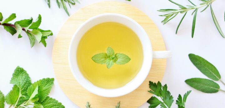 ハーブに囲まれた健康茶